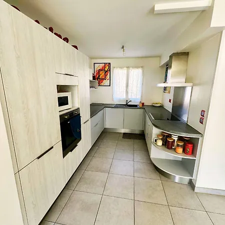 6 A La Maison! De Paris A Champs-Sur-Marne